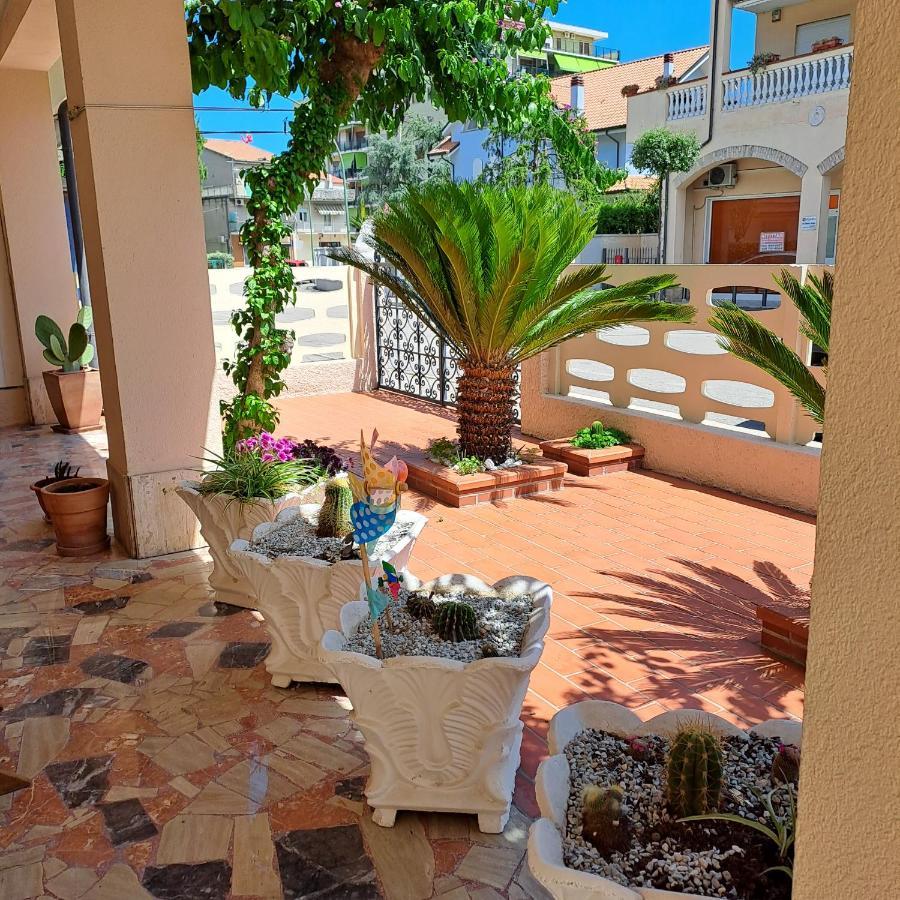 Bouganville Casa Vacanza Ambiente Climatizzato Con Wi Fi Pineto Exterior photo